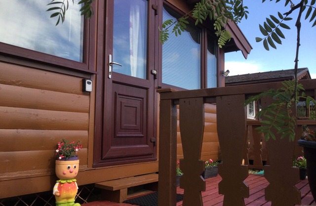 Log cabin - free parking, garden & pet friendly