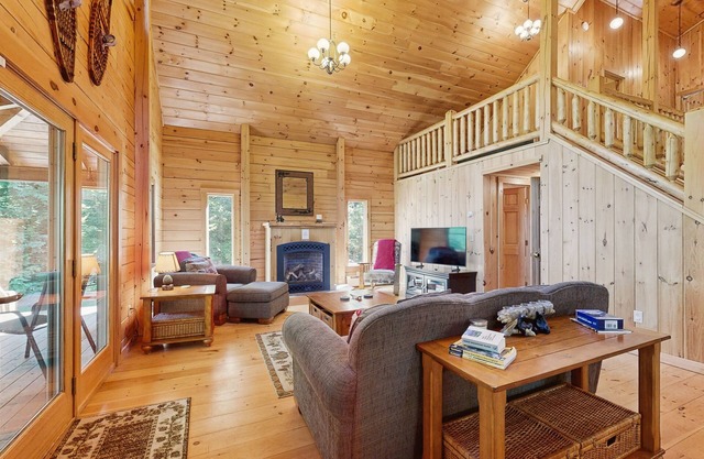 Log Cabin in the mountains near skiing, hiking & fishing