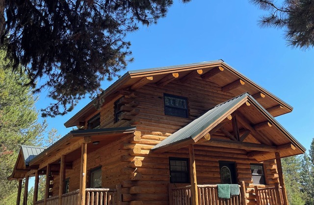 Log Cabin in the Pines near Happys Inn MT!