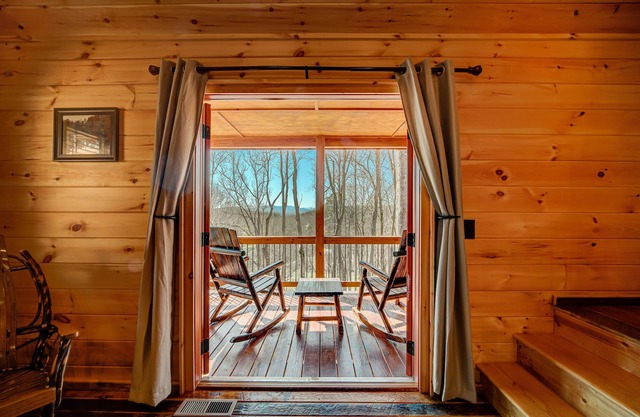 LOG CABIN + MOUNTAIN VIEWS! HOT TUB, POOL & GAME TABLE, FIBER WIFI & DISCOUNTS!
