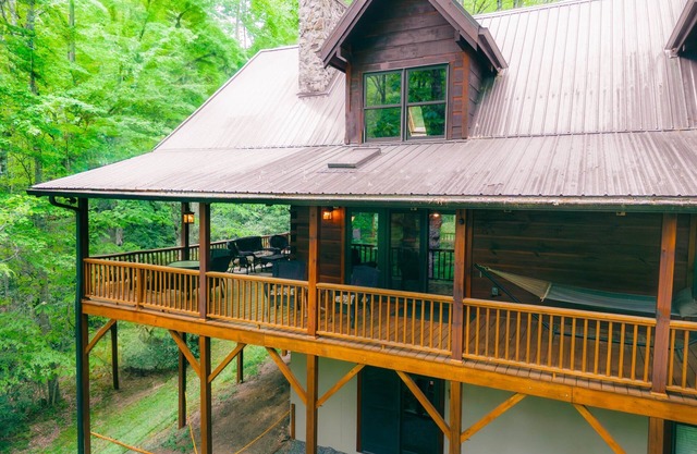 Log Heaven - Romantic Luxury Log Cabin near Banner Elk With Hot Tub, Pool Table, & Fishable River!