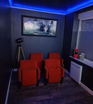 Logement avec salle cinéma