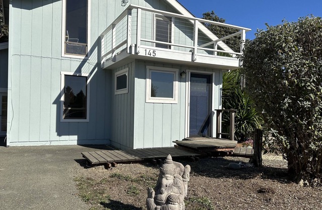 Lone Oak, Wonderful setting minutes from downtown Sebastopol