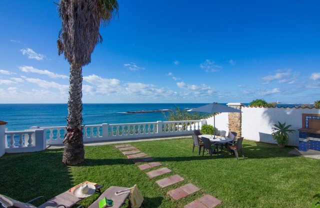 Los Canos De Meca: Wonderful Villa located in front line beach, over a small cliff. Private garden and terrace with magnificent sea views. There is a private access to the beach below.