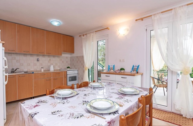 Lovely apartment in Osobljava with WiFi