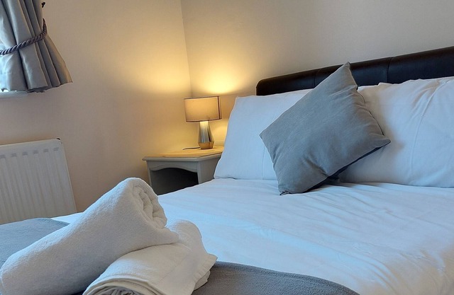 Lovely Ashford 3 bed Home with Parking, WiFi, Garden