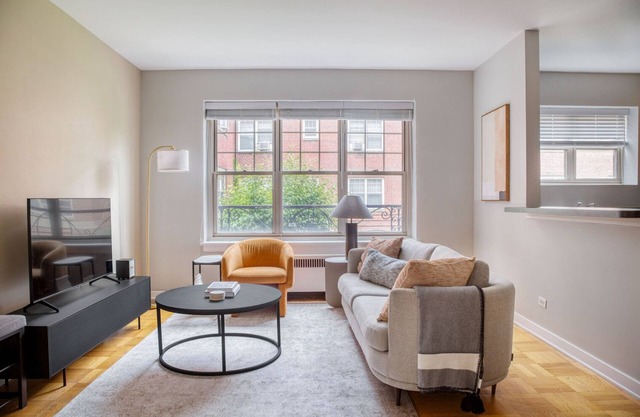 Lovely Evanston 2BR w/Courtyard, nr Northwestern & Beach, by Blueground