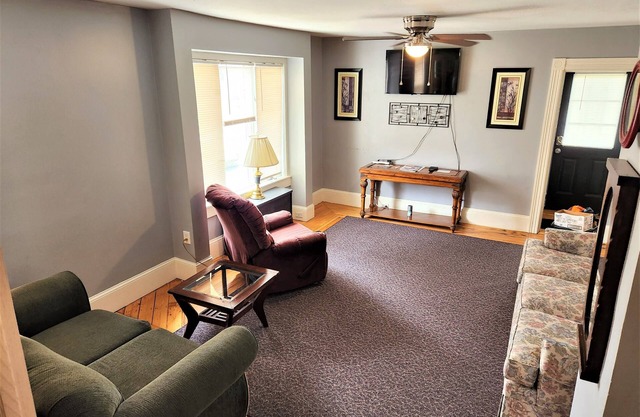 Lovely first floor, 3-bedroom apartment with WiFi and AC in Manchester!