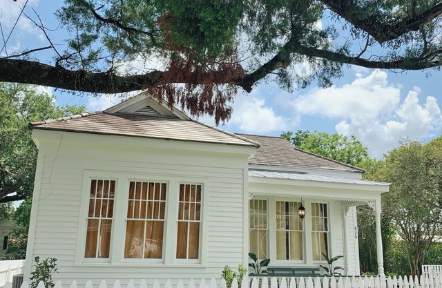 Lovely Folk Victorian Cottage in Historic District