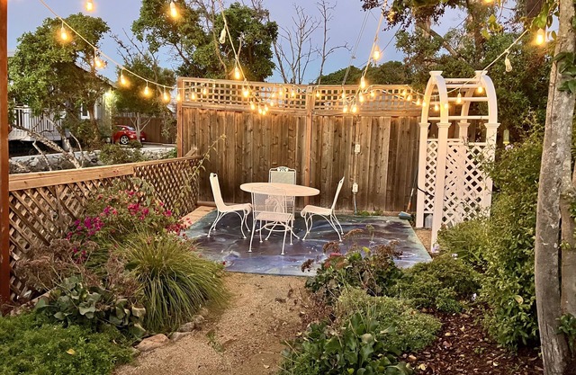 Lovely Garden Cottage easy-on to freeway and ferries; minutes to local hospitals