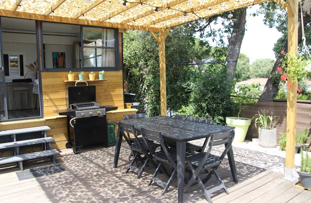 Lovely mobile home with equipped terrace 7 km from the beach