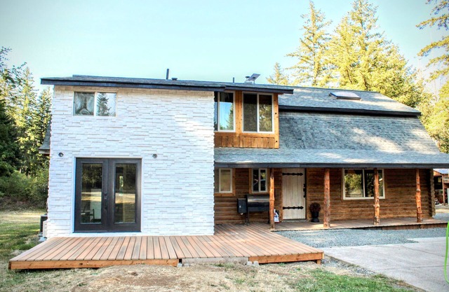 Lovely Renovated and Secluded Log Cabin with pickleball court