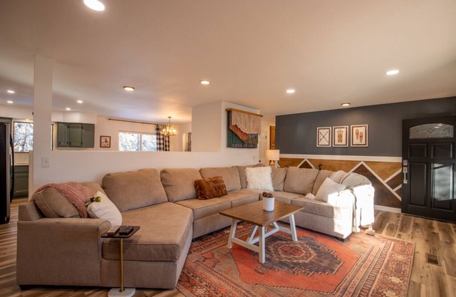 Luck Lodge: Spacious 5br 10m from Main Street with Hot Tub