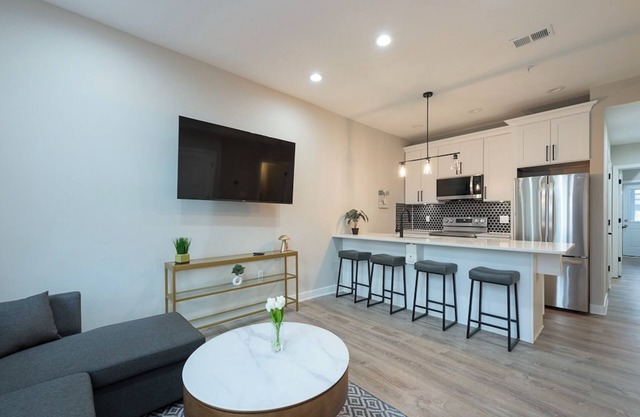 LUX Modern 2BR Apartment in DC