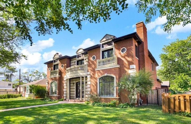 Luxe Home 20 min from Downtown Chicago ,heated indoor pool, Spa bath, tree house