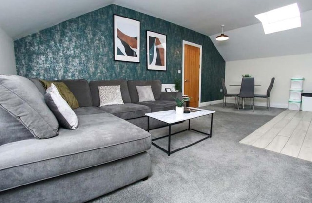 Luxe Living Guest House-Sleeps 6-Private Parking-Free WIFI-Beach-City