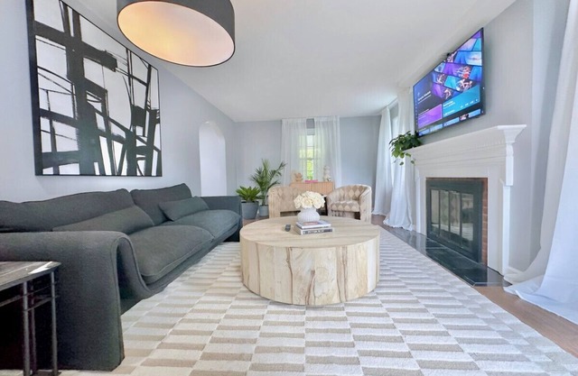 Luxe Mt. Lebanon Home | Sleeps 6 | Central