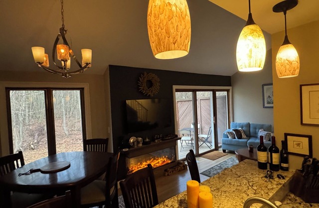 Luxurious 2-BR, 2-full bath townhome in lovely Colonie. Garage, deck, 1-TB WiFi