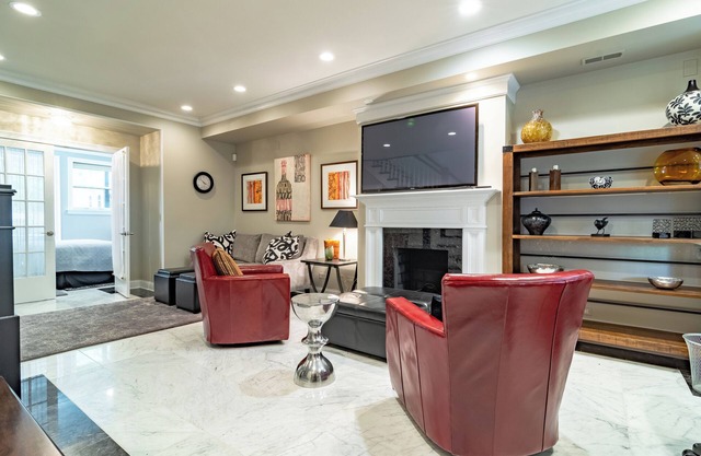 Luxurious Cozy 4BR 4-Story Gold Coast Villa with Free Parking