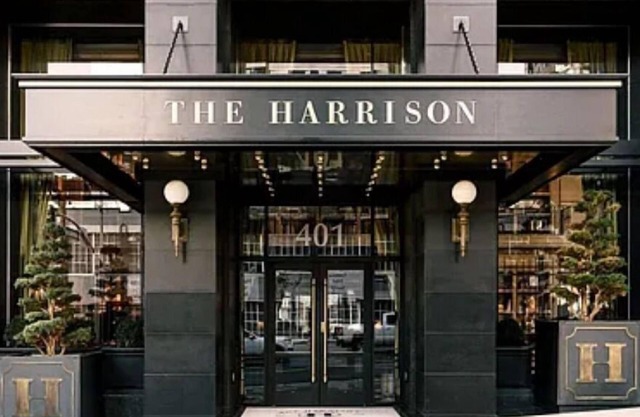 Luxury 1 Bedroom Condo with Dedicated Office Near the Financial District