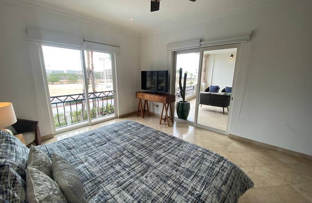 Luxury 2br! Walk to the beach or downtown in 5 min