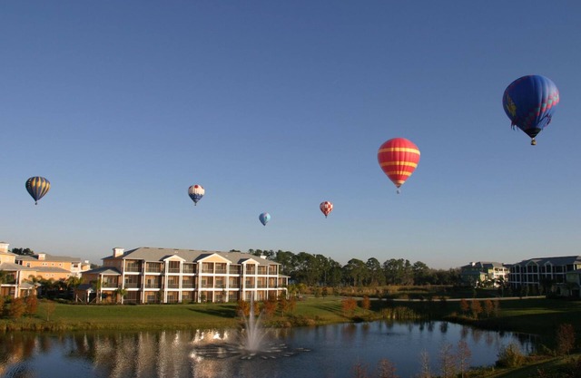 Luxury 3-bed Large Condo-12-Kilometres to Disney World, Kingsize Bed, Beach Area