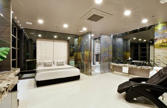 Luxury 4BR Glass Penthouse right in Lleras Park