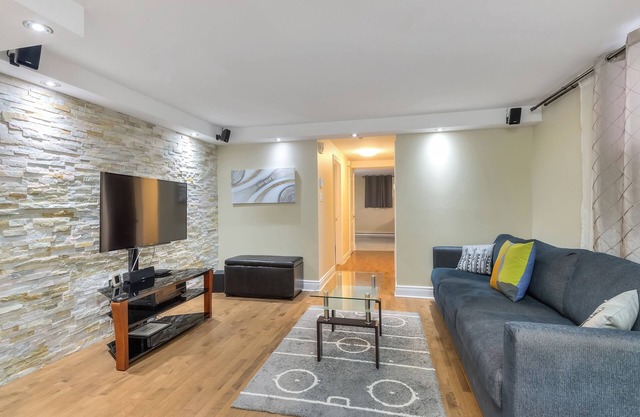 Luxury condo 1 bedroom & 1 sofabed , sleeps 4 & Hi-Speed WIFI