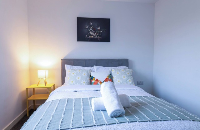 Luxury Coventry 2-bed house near Ricoh Arena with Parking for 2 cars & wifi