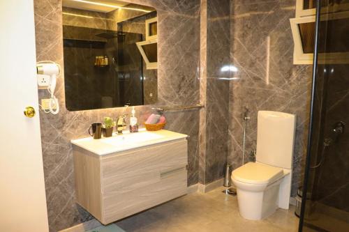 Luxury Family Apartment in Mohandessin , zamalik Cairo, Near Lebanon Sq- down Town