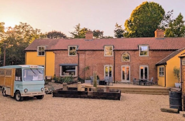 Luxury Family Stay: Pizza, Hot Tub & Film Screen