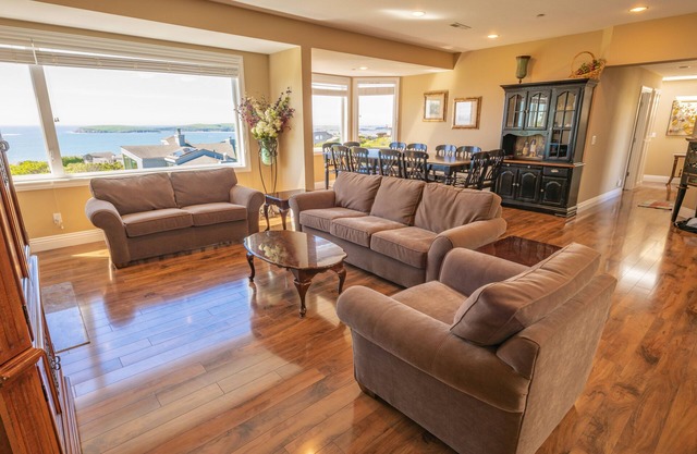 Luxury, Full Views, 6 Bedrooms/5 Full Baths, 3,800+ s.f., Pool Table, Hot Tub