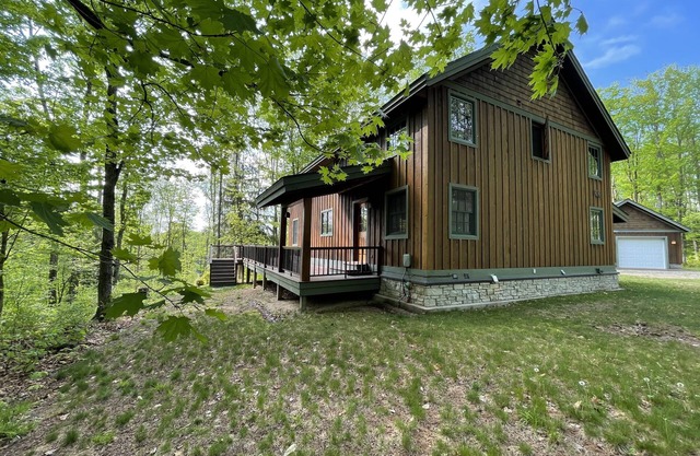 Luxury Lake Home, Fireplace, wood fired pizza oven, Secluded! Pictured Rocks!