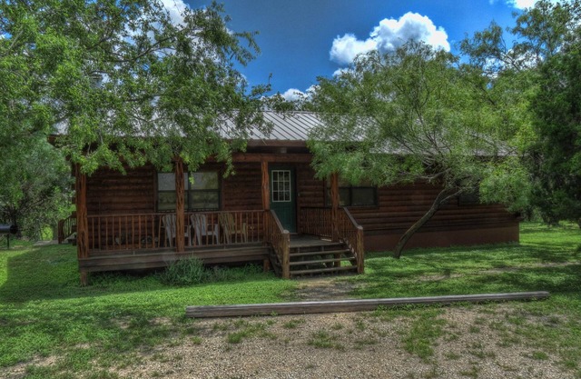 LUXURY LOG CABIN #1 ON THE FRIO RIVER