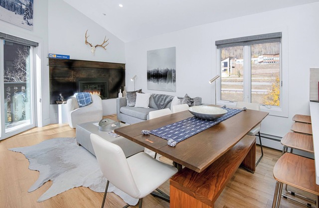 Luxury Modern Condo, A/C, Pool, Hot Tub, W408