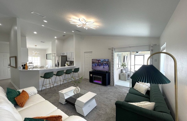 Luxury Modern Pool House close to theme parks, dining and shopping.nn