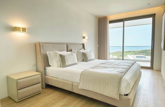 LUXURY OCEANFRONT WITH SHARED POOL - 24D