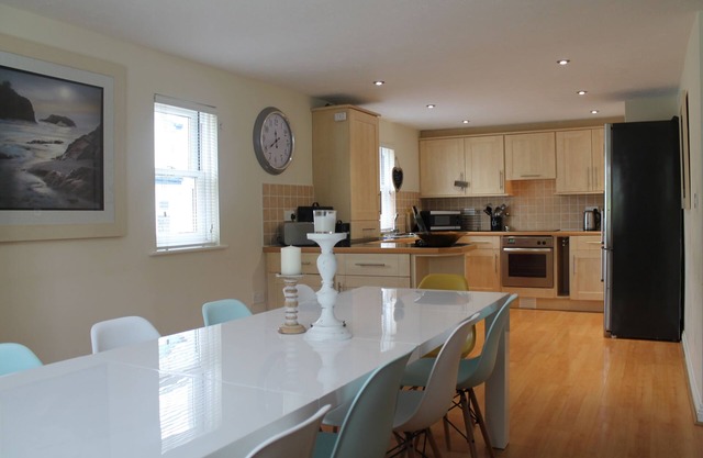 LUXURY PENTHOUSE APARTMENT ALONG ILFRACOMBE SEAFRONT! GREAT FOR FAMILIES !