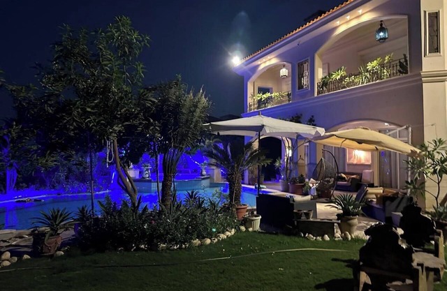 Luxury villa in Cairo with pool - stylish & private. WLAN & near to the pyramids