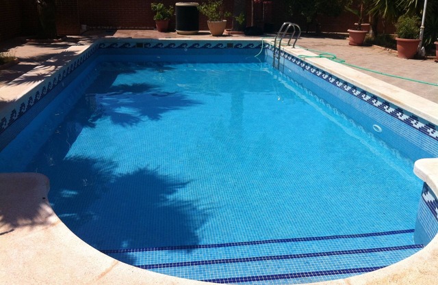 Luxury villa with pool, garage for five vehicles, 3 minutes from the beach