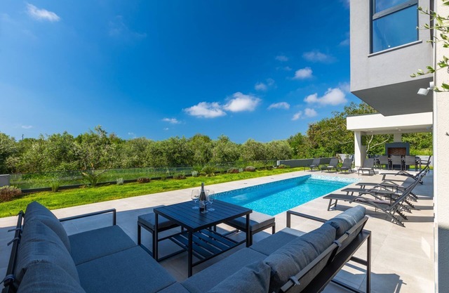 Luxury villa with pool, barbecue area 1 km to the beach