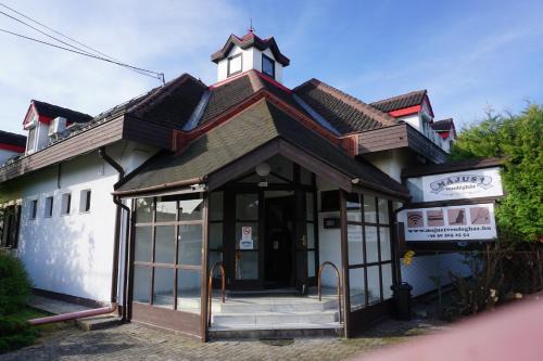 Május 1 Vendégház - Torony