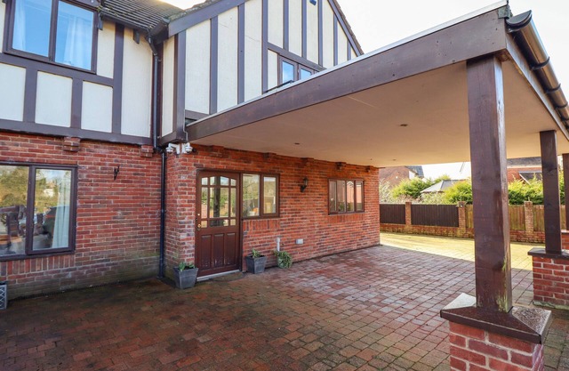 MAESBURY MANOR, family friendly, with a garden in Knockin