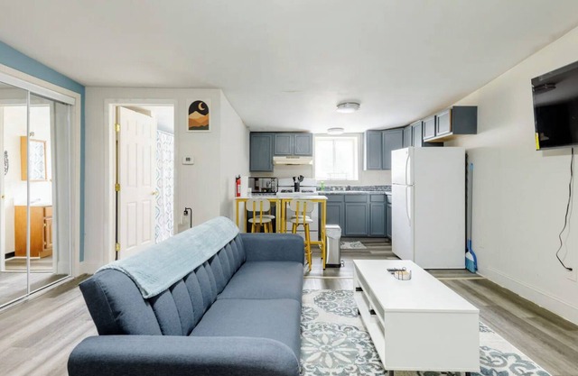 Magic on Main Street - 2 Bedroom - Fully Renovated