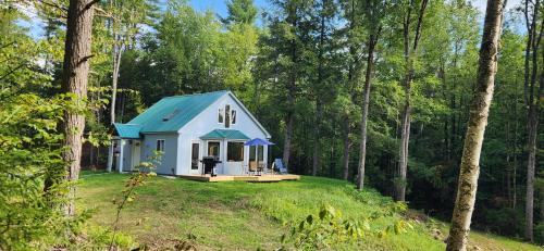 Magical Retreat Cottage, Autumn Colors and Waterfalls - Vermont Getaway