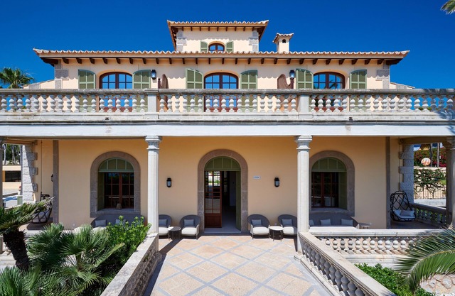 Magnificent villa with landscaped garden, private pool and sea views