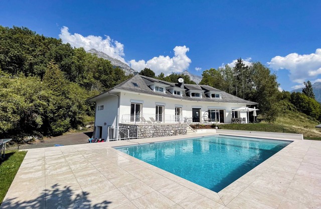 Magnificent villa with swimming pool