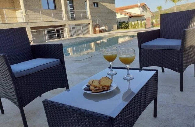 Magnifique villa contemporaine avec vue dans un écrin de verdure.