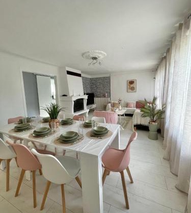 Maison chaleureuse 4 chambres avec jardin - Proche Paris - ARENA Paris Nord Villepinte - Parc des expositions - Aéroport CDG - Disney - Astérix