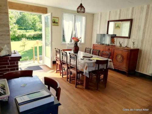 Maison confortable à Couleuvre avec climatisation et jardin clos - FR-1-489-284